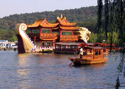 Tradiční čínské lodě na Západním jezeře